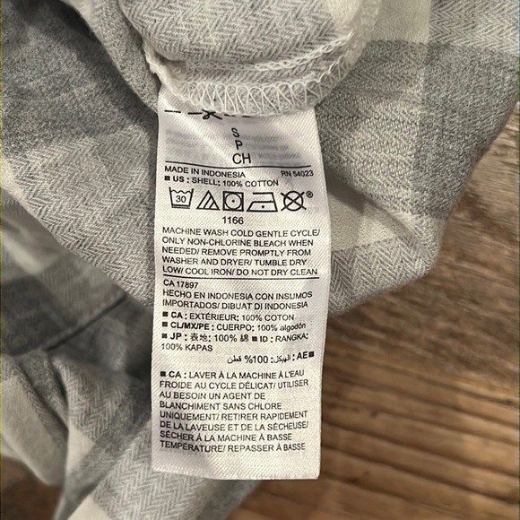 OLD Navy Woman’s Grey and White Flannel Size Small - Picture 6 of 6